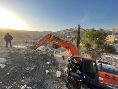 شرد 20 فردا: الاحتلال يجبر عائلة مقدسية على هدم منزلها ذاتيًّا في سلوان