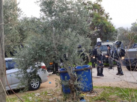 قوات الإحتلال تداهم منازل وتستولي على مبلغ مالي في قرية الطيبة غرب جنين