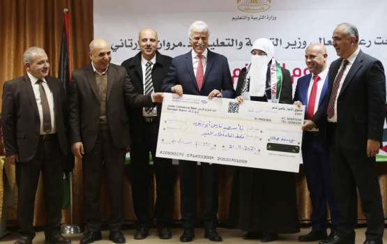 "التربية" تعلن فوز نبأ أبو زيتون بلقب "معلم فلسطين للعام 2021"