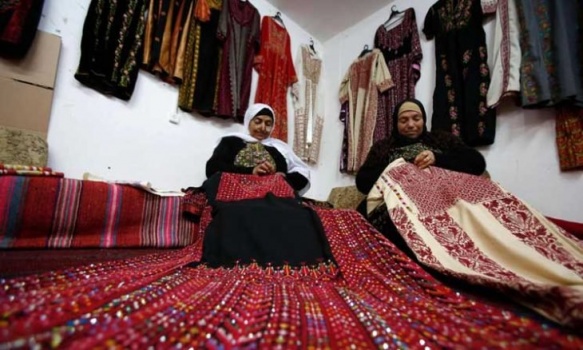 أثواب الجدات تعود لبيوت الأزياء.. نساء فلسطين يقبلن على اقتناء ملابس &ldquo;التطريز الفلاحي&rdquo;