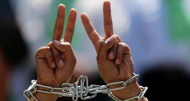 الأسرى يقررون تنفيذ خطوات احتجاجية رفضًا لعزل أسيرتين