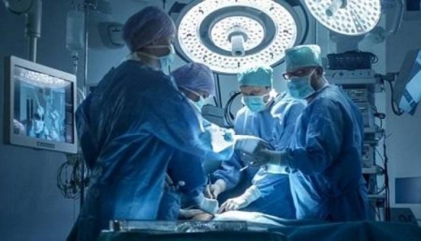 طبيب سعودي يجري عملية نادرة لجنين داخل رحم أمه