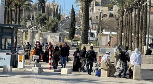 الاحتلال يُعرقل وصول الفلسطينيين إلى "الأقصى"