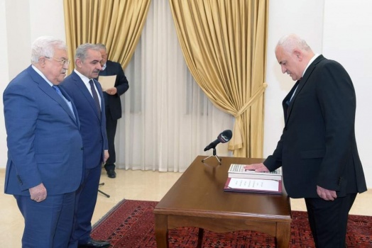اللواء زياد هب الريح والشيخ حاتم البكري يؤديان اليمن القانونية أمام الرئيس عباس وزيرين للداخلية والأوقاف