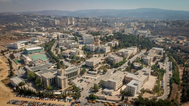جامعة بيرزيت تعلّق على إغلاق حرمها الرئيس