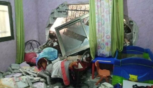 نجاة عائلة انهارت صخرة على منزلها غرب سلفيت بفعل السيول