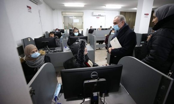 اشتية: فخورون أن هناك توازن جندري في الوظيفة العمومية حيث إن 49% من الموظفين نساء