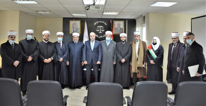 خمسة قضاة شرعيين جدد بينهم امرأة يؤدون اليمين القانونية أمام قاضي قضاة فلسطين
