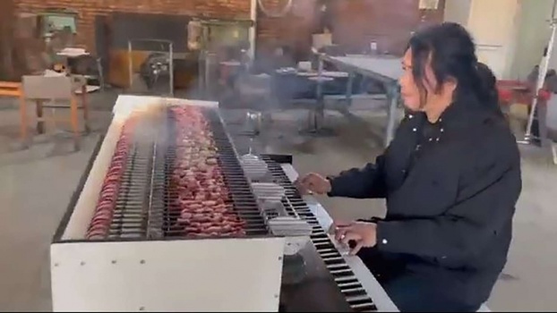بيانو وشواية لحوم في آن.. فيديو