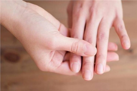 برودة اليدين.. هذا ما يحاول جسدك إخبارك به