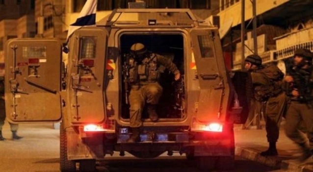 الاحتلال يعتقل ثلاثة فلسطينيين في نابلس وسلفيت