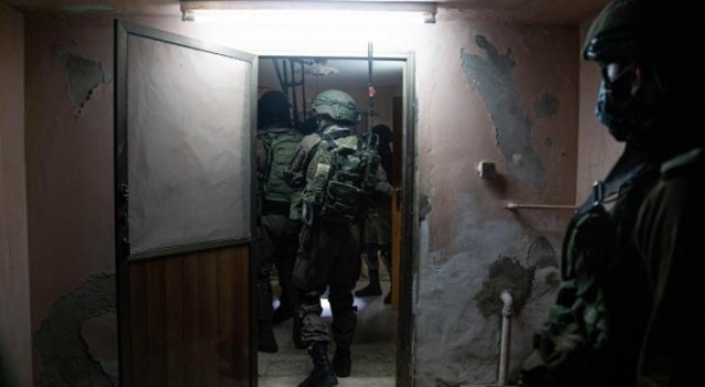 الاحتلال يعتقل 8 فلسطينيين من الضفة والقدس