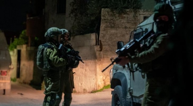 الاحتلال يعتقل 18 فلسطينيًا في الضفة الغربية
