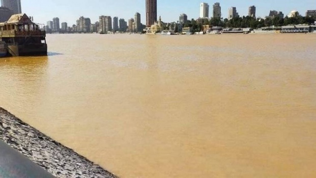  تغير مفاجئ في لون مياه النيل وظهور 'عكارة'