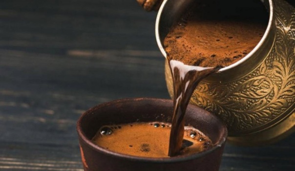 خبير يحذر من حالات "تبطئ" فيها القهوة عمل الدماغ