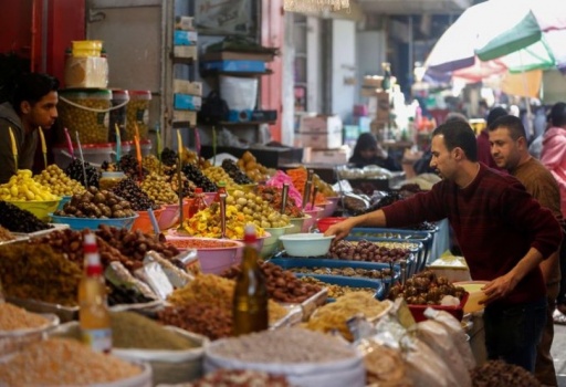 الحكومة الفلسطينية تقرر مواجهة ارتفاع السلع والوقود وتأكيدات بوجود مخزون غذائي رغم الحرب الروسية