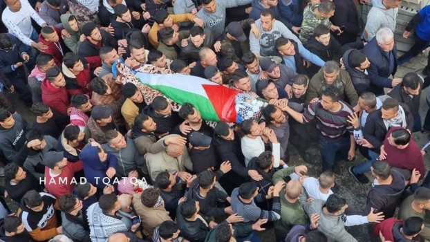 جماهير شعبنا تشيع جثمان الشهيد أبو عفيفة إلى مثواه الأخير في مخيم العروب