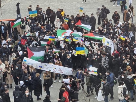 طلاب عرب في برلين يحملون العلم الفلسطيني خلال وقفة تضامنية مع أوكرانيا