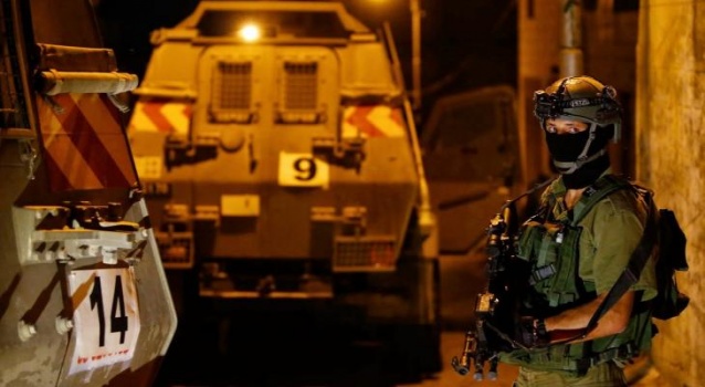 الاحتلال يشن حملة مداهمات واعتقالات بالضفة والقدس