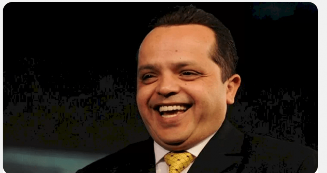 هكذا رد "محمد هنيدي" على متابع سخر من قصر قامته
