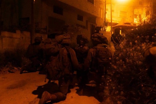 جيش الاحتلال يزعم: ضبطنا أسلحة وملابس للجيش وقنبلة في يعبد