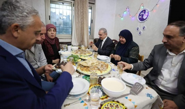 اشتية يشارك المناضلة أم ناصر أبو حميد الإفطار: قضية الاسرى ستبقى على سلم أولويات القيادة والحكومة