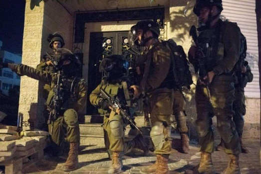مداهمات واسعة واعتقال أكثر من 13 مواطنا من الضفة