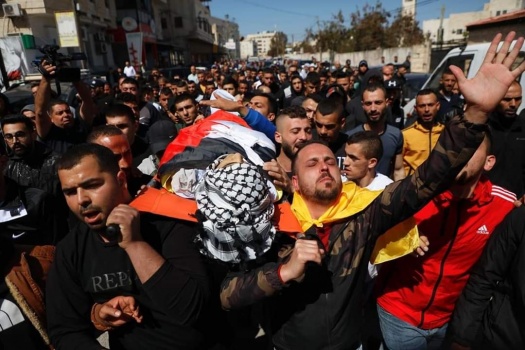 جماهير غفيرة تشيع جثمان الشهيد شوكت عابد في بلدة كفرذان غرب جنين