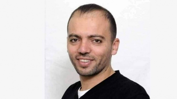 سلطات الاحتلال تنقل المعتقل عواودة للمستشفى لخطورة وضعه الصحي