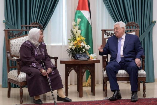 الرئيس عباس ينعى والدة عميد الأسرى كريم يونس