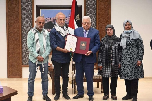 الرئيس يمنح الراحلة والدة عميد الأسرى كريم يونس نجمة الحرية من وسام دولة فلسطين