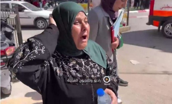 سيدة من مخيم جنين تبكي الشهيدة الصحافية شيرين: "بحثت معي عن أولادي بين الركام"