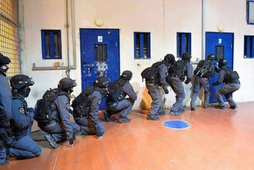 وحدات القمع تقتحم قسم (6) في سجن "ريمون" وتجري عمليات تفتيش واسعة