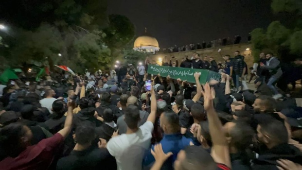 جماهير غفيرة تشيع جثمان الشهيد وليد الشريف في القدس المحتلة