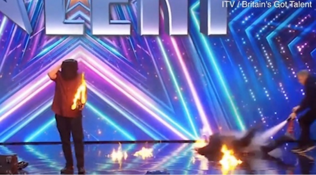 فيديو.. النيران تشتعل في رجل أثناء تقديمه عرضاً في برنامج شهير