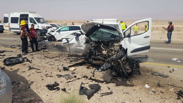 صور...مصرع أربعة أشخاص بينهم طفلان بحادث سير مروع بالنقب
