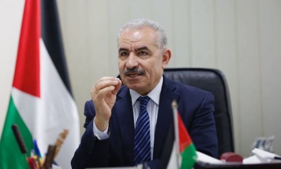 اشتية يهنئ المناضل ماهر يونس بالإفراج