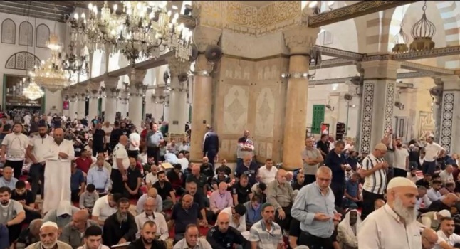 المئات يلبون دعوات فجر جمعة "سيجناك قلوبنا" بالمسجد الأقصى