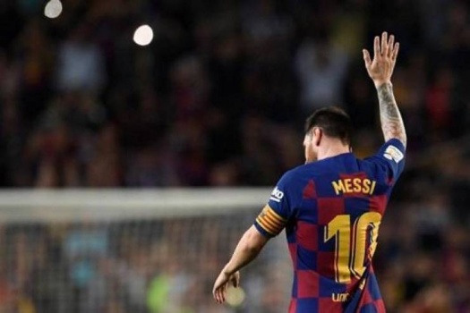 رئيس برشلونة يلمّح لإمكانية عودة ميسي