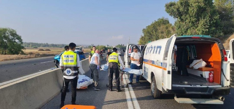 إسرائيل.. مقتل سائقي حافلة عندما حاولا إنقاذ مصابي حادث سير