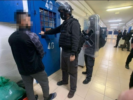 الأسرى يمتنعون عن الخروج لـ "الفحص الأمني" ويرجعون وجبات الطعام