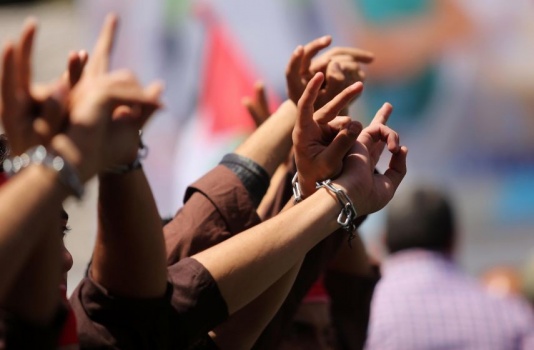 الحركة الأسيرة توقف الإضراب المفتوح عن الطعام بعد تراجع الاحتلال