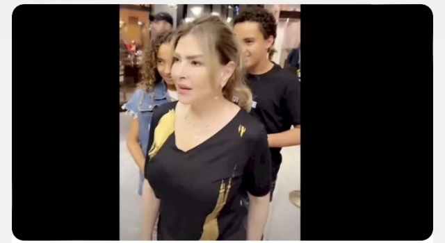 شاهد.. كيف تصرفت زوجة هاني شاكر بعد أحضان وقبلات من معجبة في سوريا! (فيديو)