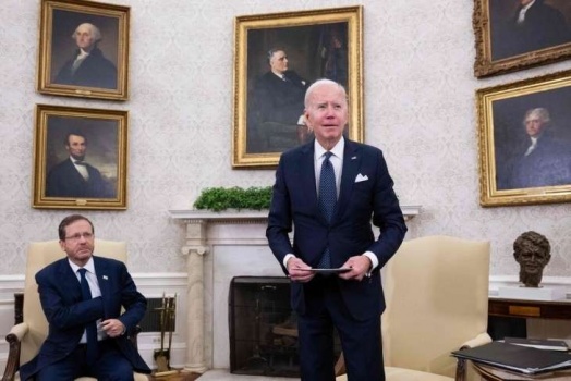 بايدن يوقع على مرسوم يسمح بفرض عقوبات على مستوطنين إسرائيليين والخارجية الفلسطينية ترحب بالقرار
