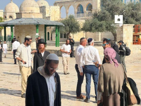 تطور خطير.. وضع لافتات تشجع صلاة اليهود بالأقصى: "تتقبل صلواتكم بحسنات"