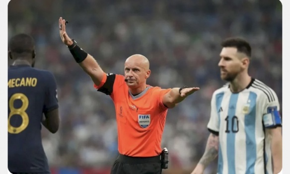 حكم نهائي كأس العالم يعترف: ارتكبت خطأ "ربما" كلف الفرنسيين غالياً