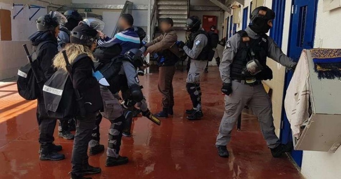 قوات الاحتلال تقمع الاسرى في سجن "مجدو" وتعزل 40 منهم