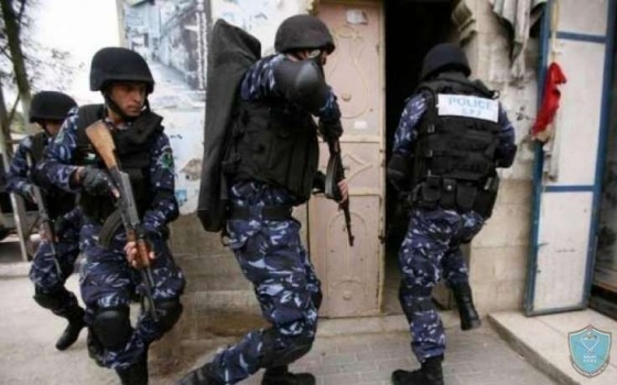 الشرطة تقبض على مطلوبين إثنين للعدالة لصدور 70 مذكرة قضائية بحقهما في الخليل