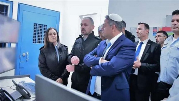 بن غفير يضيق على الأسرى: تقليص استخدام الحمامات لمدة ساعة!