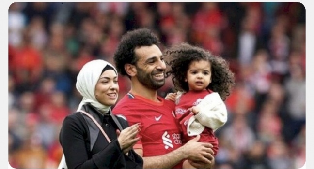 صورة زوجة محمد صلاح مع ممثل أمريكي تثير الغضب في مصر